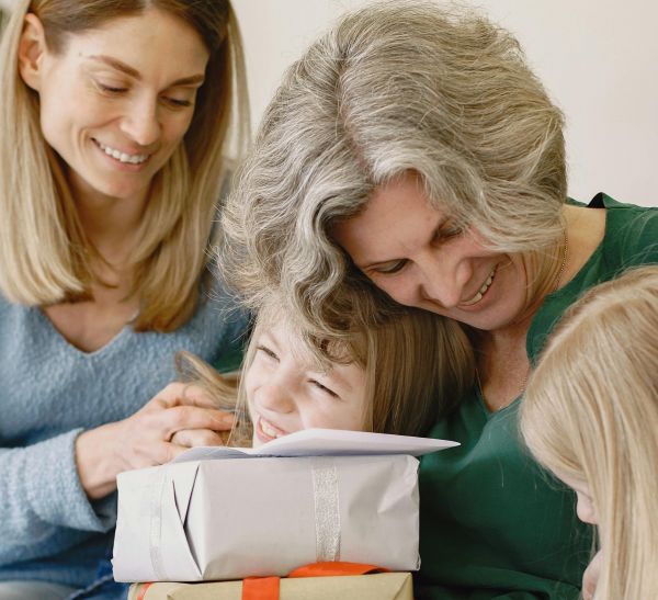 Mujer de 70 años recibiendo una experiencia cómo regalo
